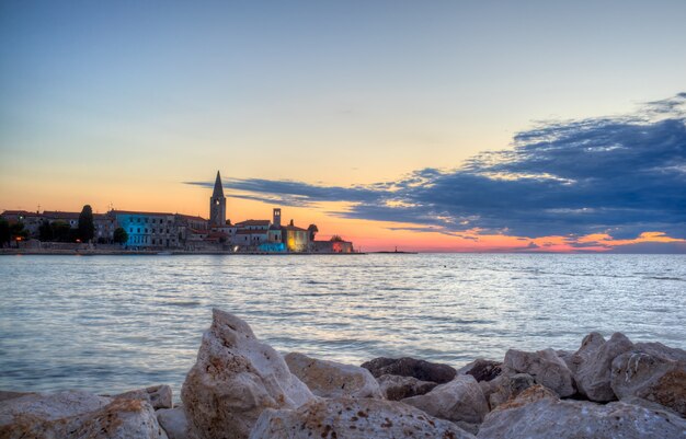 Horizonte de Porec y mar al atardecer