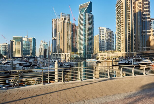 Horizonte del puerto deportivo de Dubái en Emiratos Árabes Unidos