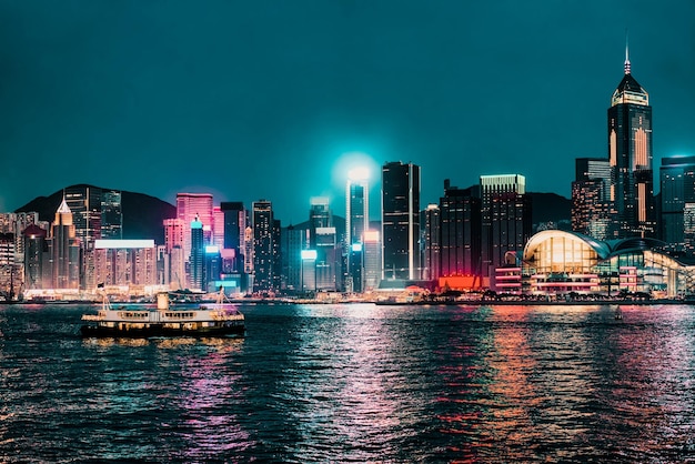 Horizonte en el puerto de Victoria de Hong Kong. Vista desde Kowloon en la isla de Hong Kong.