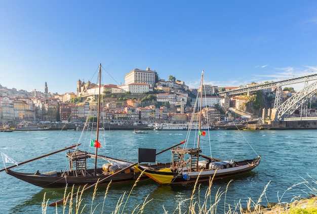 Horizonte del puerto de vino de oporto de porto con el río douro y el barco tradicional de rabelo, portugal