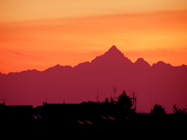 Horizonte de puesta de sol de montaña