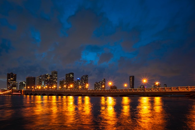 Horizonte de la puesta de sol de la noche de miami en el centro de miami