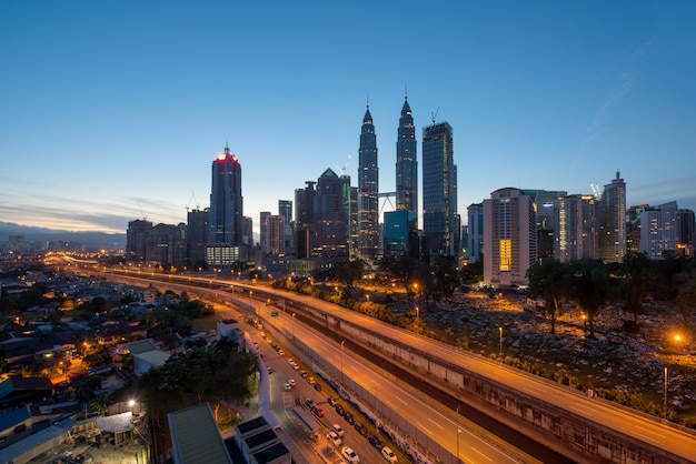 Foto horizonte y rascacielos de kuala lumpur en la noche en kuala lumpur, malasia.