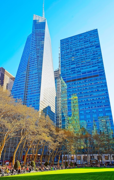 Horizonte con rascacielos y paisaje urbano americano en Bryant Park en Midtown Manhattan, Nueva York, Estados Unidos. Estados Unidos de América. Nueva York, EE. UU.