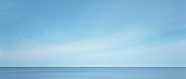 El horizonte sereno del océano con un cielo azul claro