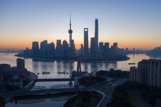 Horizonte de Shanghai en la mañana. Distrito financiero de Lujiazui y río Huangpu. Vista aérea.