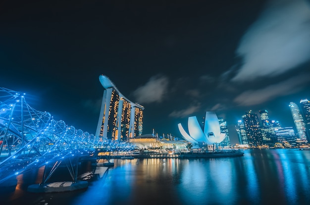 Horizonte de Singapur en la noche