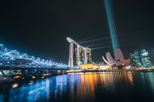 Horizonte de Singapur en la noche