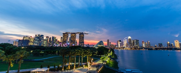 Horizonte de Singapur, paisaje urbano y puesta de sol en la bahía marina en el tiempo crepuscular