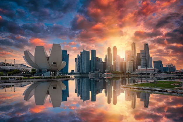 Horizonte de Singapur y vista de rascacielos en Marina Bay al atardecer.