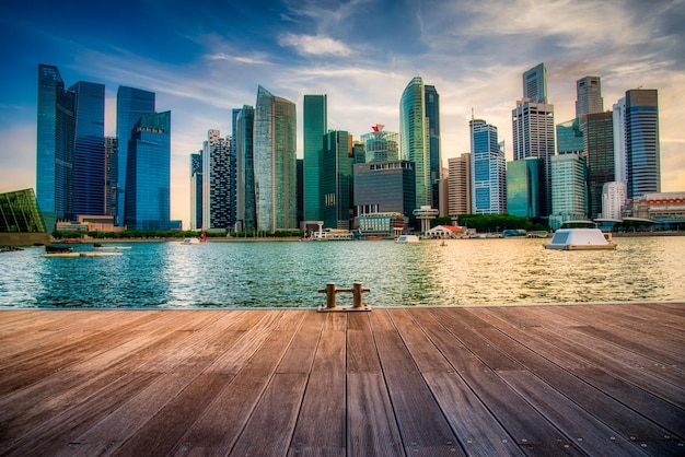 Horizonte de Singapur y vista de rascacielos en Marina Bay al atardecer