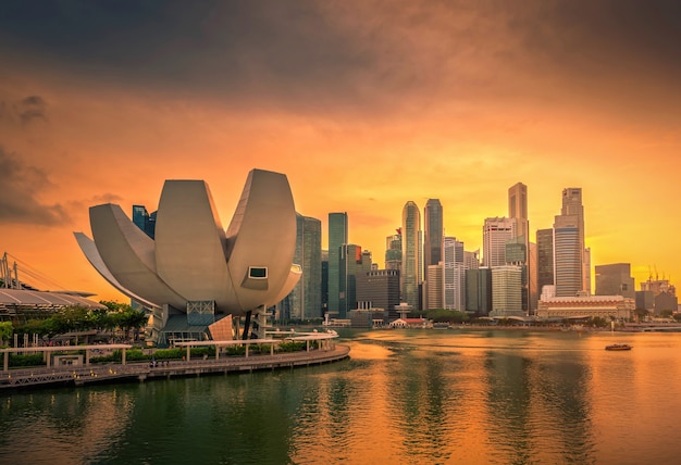 Horizonte de Singapur y vista de rascacielos en Marina Bay al atardecer.