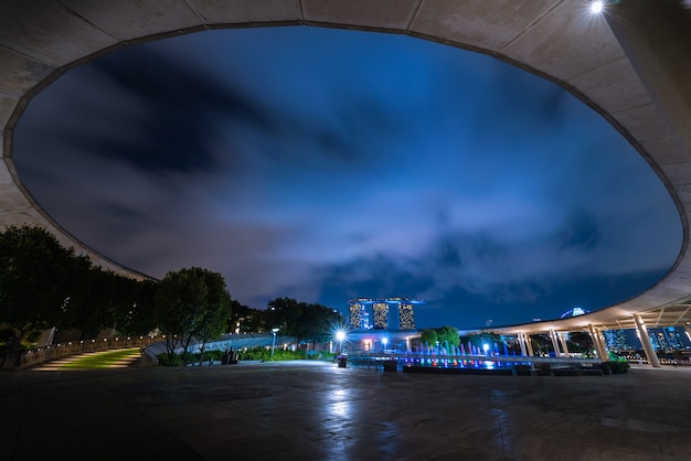 Horizonte de Singapur y vista de rascacielos en Marina Bay en el momento del crepúsculo.