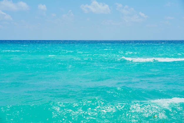 Foto horizonte sobre o mar do caribe com águas claras como pano de fundo