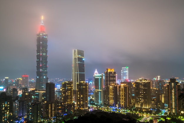 Horizonte de taipei en la noche taiwán la república de china