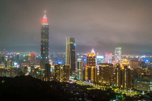 Horizonte de taipei en la noche taiwán la república de china