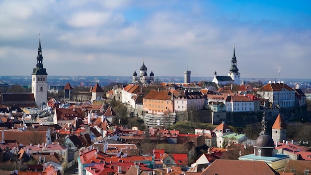 Horizonte de Tallin, Estonia. Vista aérea de Tallin. Casco antiguo de Tallin, Estonia.