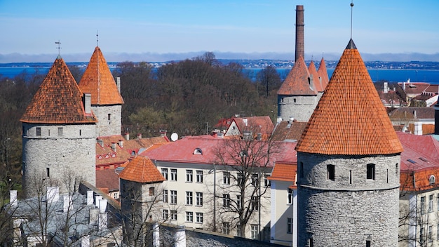 Horizonte de Tallin, Estonia. Vista aérea de Tallin. Casco antiguo de Tallin, Estonia.