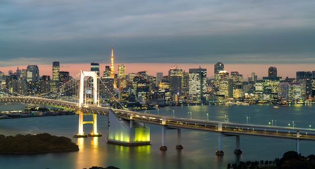 Horizonte de Tokio con la torre de Tokio y el puente del arco iris.