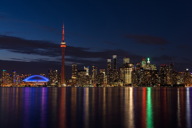 Horizonte de Toronto con el lago Ontario en primer plano, visto desde la isla central