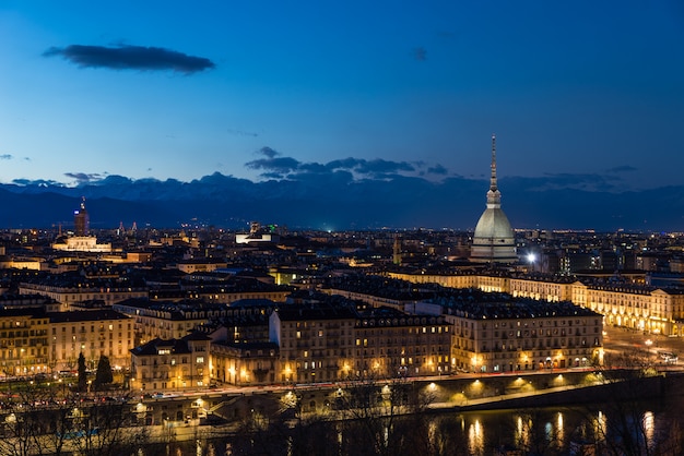 Horizonte de Turín al atardecer, Torino, Italia, paisaje urbano panorámico con la Mole Antonelliana