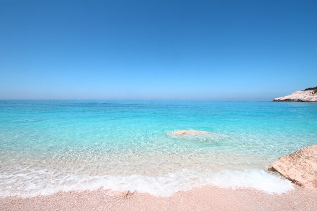 Horizonte turquesa del mar y del cielo