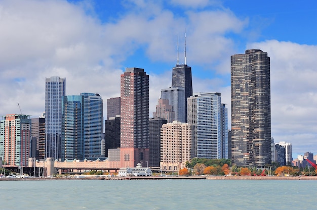 Horizonte urbano da cidade de Chicago com arranha-céus sobre o Lago Michigan com céu azul nublado.