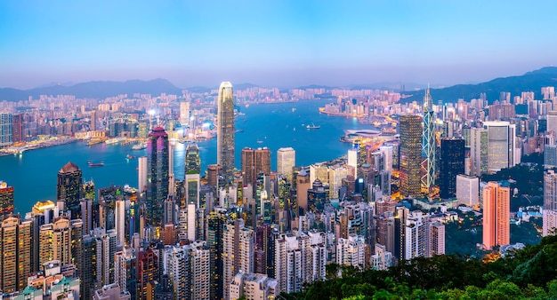 Horizonte urbano y paisaje nocturno de paisaje arquitectónico en Hong Kong