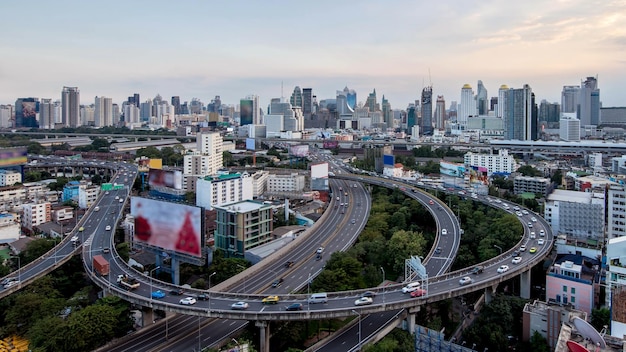 El horizonte urbano del paisaje urbano del centro de la ciudad metropolitana de Bangkok Tailandia en diciembre de 2017 Cityscape Bangkok city Tailandia