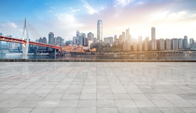 Horizonte urbano y piso vacío en Chongqing, China