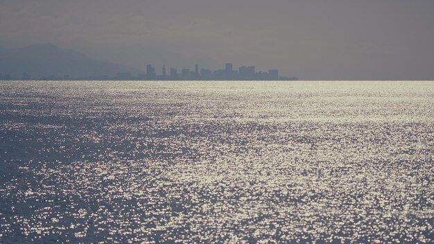 Horizonte urbano y rascacielos modernos rascaciellos modernos cerca del puerto deportivo