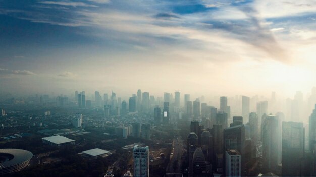 Foto el horizonte de yakarta con el aire contaminado