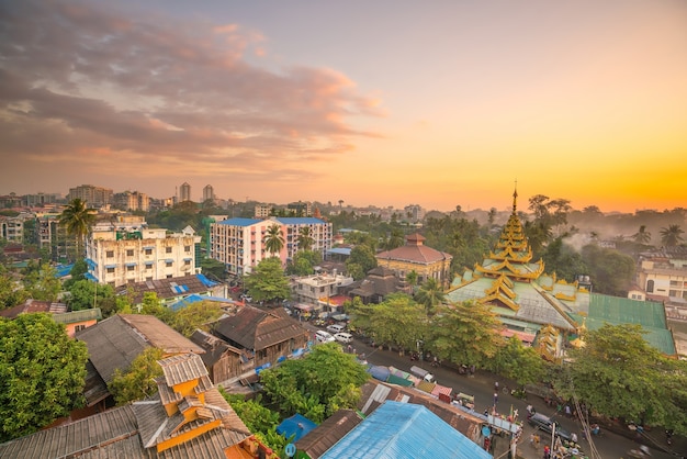 Horizonte de Yangon en Myanmar con hermosa puesta de sol