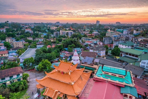 Horizonte de Yangon en Myanmar con hermoso amanecer