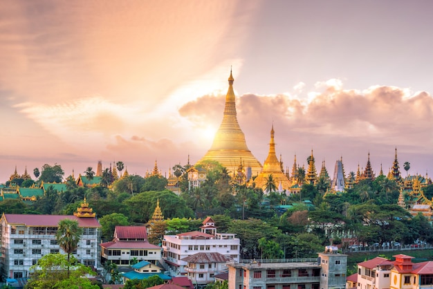 Horizonte de Yangon con la Pagoda de Shwedagon en Myanmar al atardecer