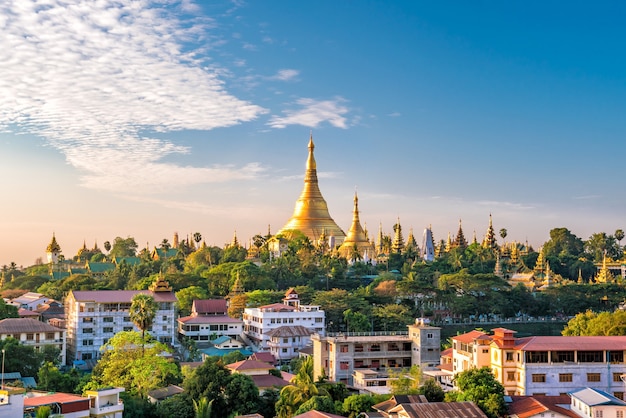 Horizonte de Yangon con la Pagoda de Shwedagon en Myanmar