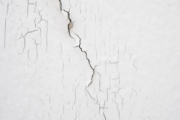 Foto hormigón agrietado sobre fondo de textura de pared blanca