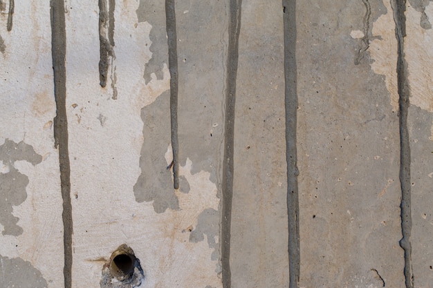 Hormigón de textura de pizarra de asbesto cubierto de líquenes y musgo, cemento natural material de la industria