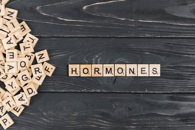 Hormonwort auf hölzernem Hintergrund