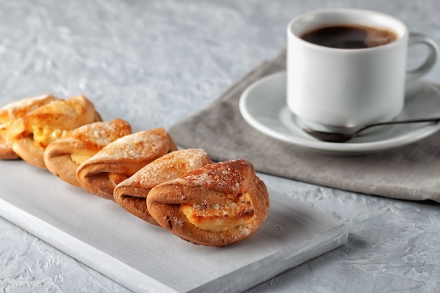 Horneado casero, galletas caseras con requesón y una taza de café.