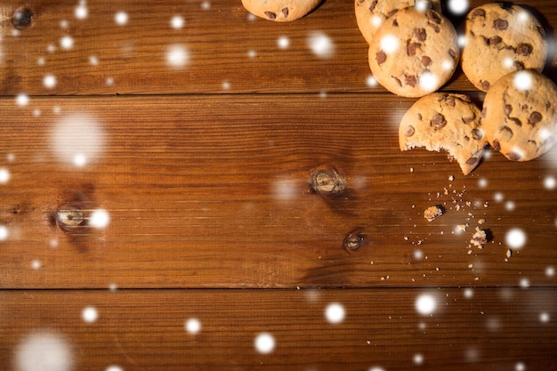 Foto horneado, cocina, vacaciones y concepto de comida - cierre de galletas de avena en la mesa de madera