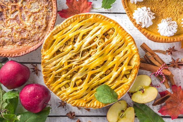 Horneado tradicional de otoño. Tortas tradicionales de otoño invierno de América y Europa: con calabaza, nuez y manzana