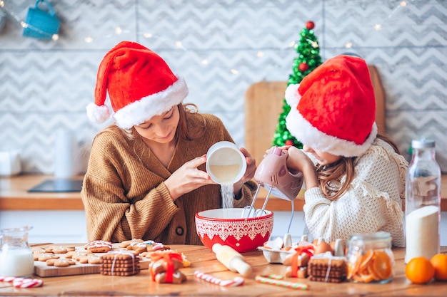 Hornear y cocinar con niños para Navidad en casa.