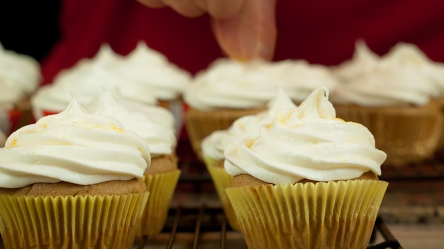 Hornear cupcakes de calabaza para fiesta.