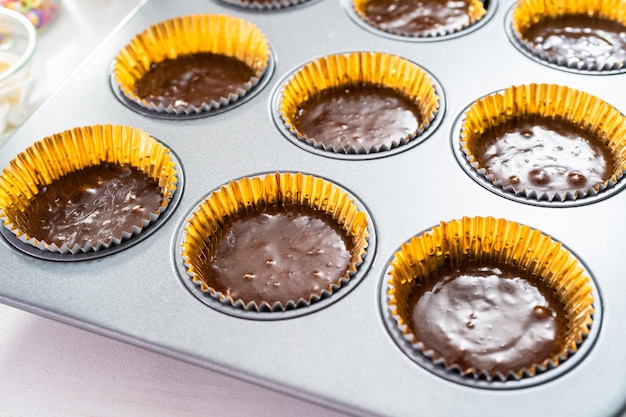 Hornear cupcakes de chocolate en molde para cupcakes.