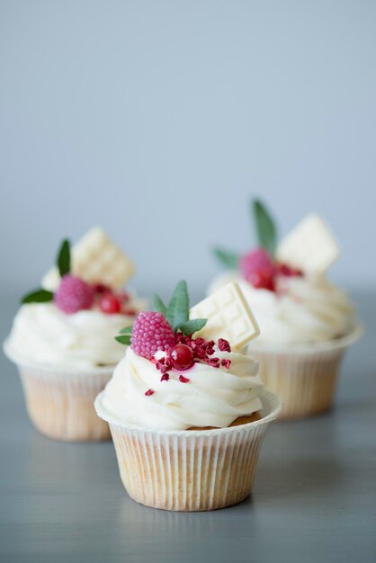 Hornear cupcakes con crema sobre la mesa