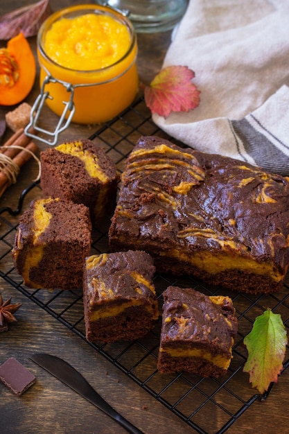 Hornear el Día de Acción de Gracias Postre de pastel de brownie de chocolate casero con puré de calabaza