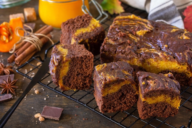 Hornear el Día de Acción de Gracias Postre de pastel de brownie de chocolate casero con puré de calabaza