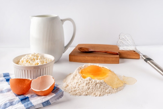 Hornear dulces caseros en mesa blanca con ingredientes para cocinar espacio de copia de fondo culinario