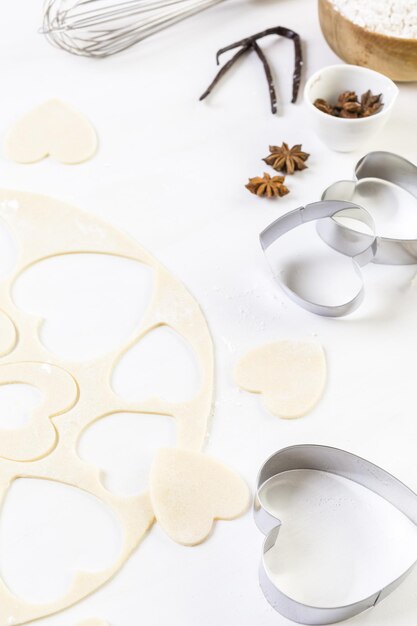 Hornear galletas de azúcar en forma de corazón para el día de San Valentín.